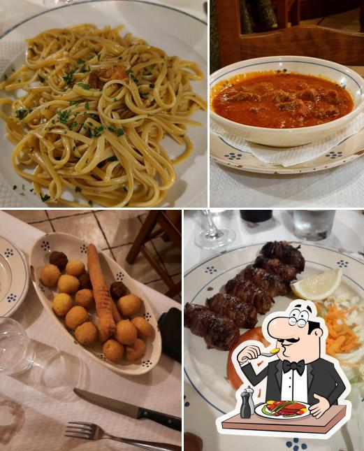 Spezzatino di carne al sugo di pomodoro servito in una fondina bianca sul tavolo apparecchiato